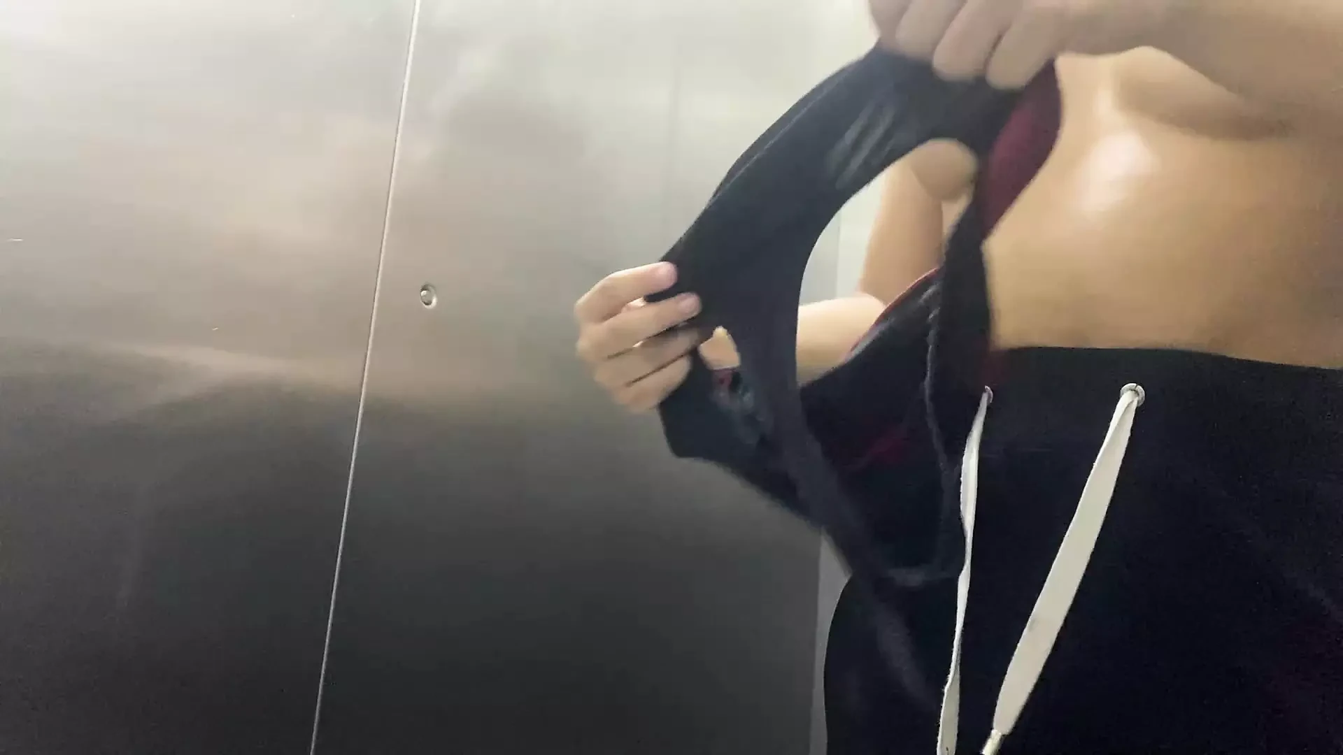 Enregistré dans des toilettes publiques +18