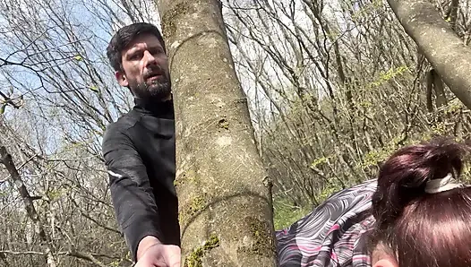 Ormanda orta yaşlı seksi kadın - azgın olgun sürtük ile açık havada riskli dölleme