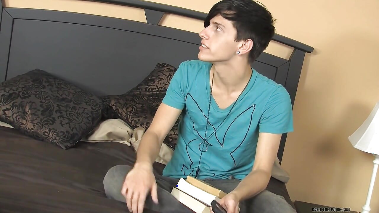 Horny Twinks Make Use of Empty Classroom