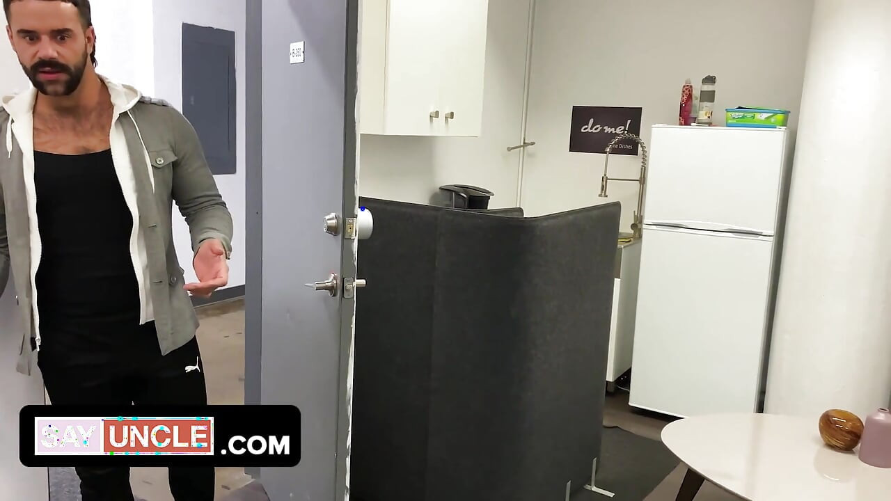 ロックダウン中にオフィスに閉じ込められた筋肉質の同僚二人が、退屈から気を紛らわせるものを見つけます