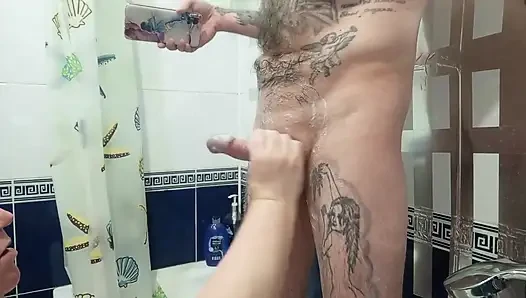 Свекровь бреет мой хуй, а затем дрочит на камшот