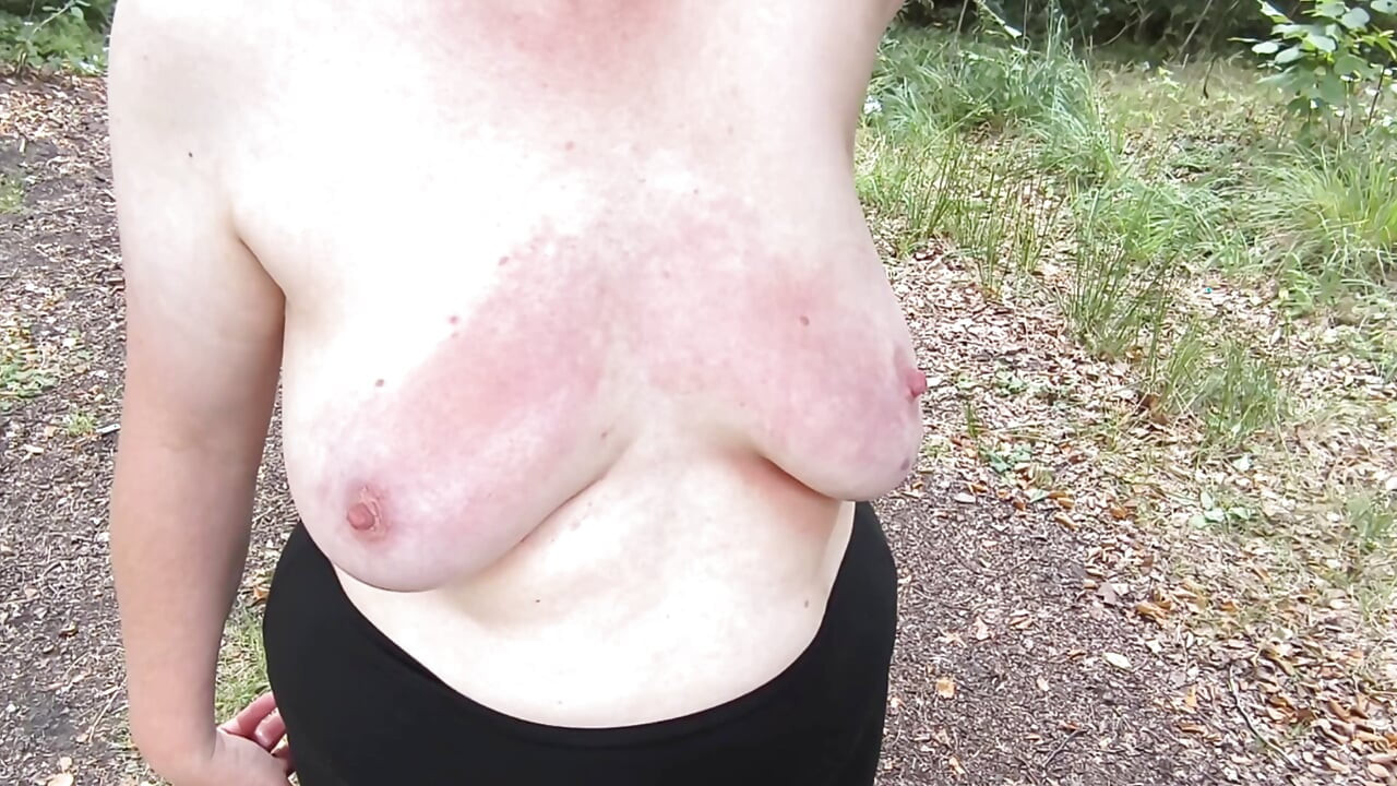 Boso bicie piersi w czerwień podczas wędrówki