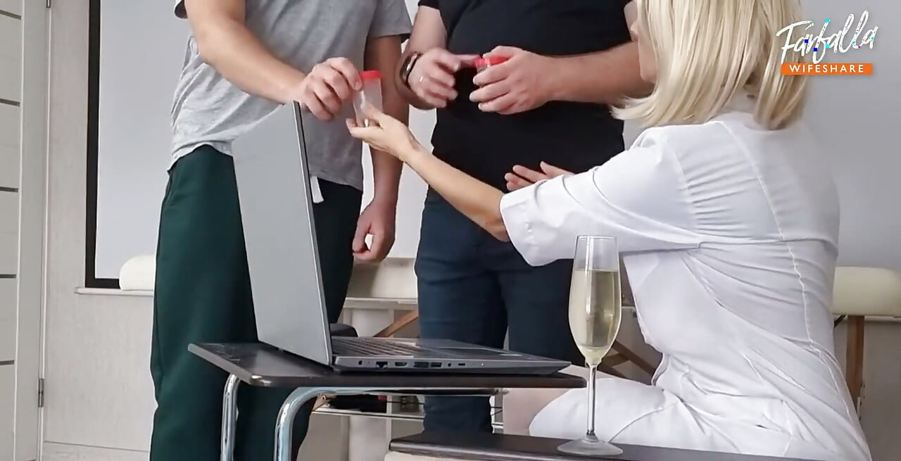 Sexy krankenschwester hilft patienten, sperma zu spenden