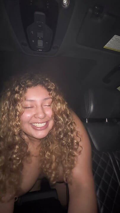 Latina montando polla en el asiento trasero