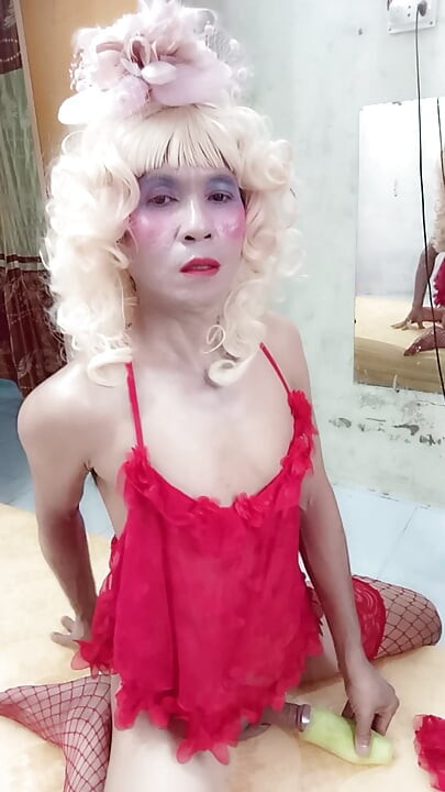 Oanh Le transgender bär suggestiva kläder för att leka med burkar som låtsas vara för glad