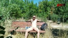 Völlig nackt in einem öffentlichen Park überrascht am Ende des Videos
