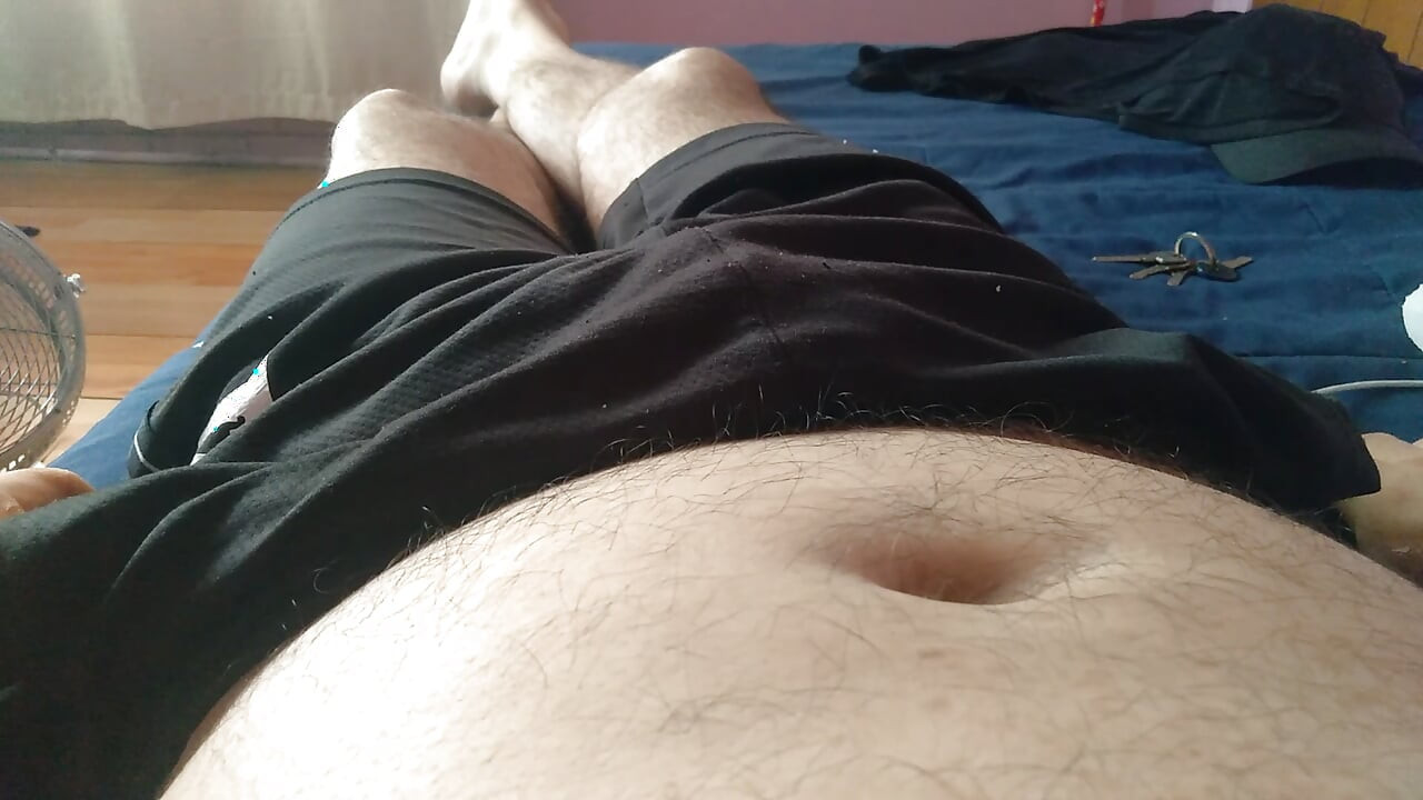 Καυτός άντρας περιμένει να κάνει σκληρό ερασιτεχνικό σεξ