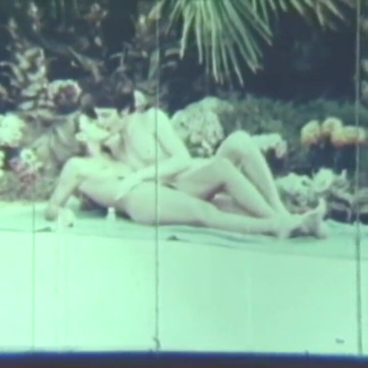 Sex incitant retro în aer liber lângă piscină!