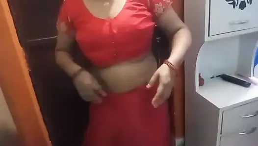 Schönes indisches bhabhi, das romantisch hat