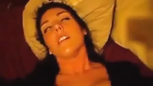 Une femme au foyer sexy se fait baiser dans son trou du cul étroit