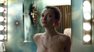 Emily Browning escena desnuda en American Gods scandalplanet.com