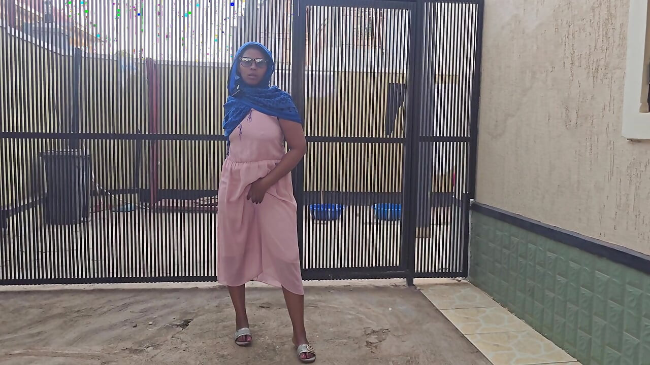 GADIS ARAB BERUSAHA MUNCRAT DI PINGGIR JALAN