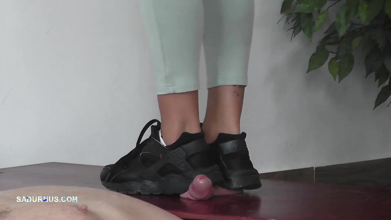 Dok je Nomi na telefonu, robinja doživljava orgazam