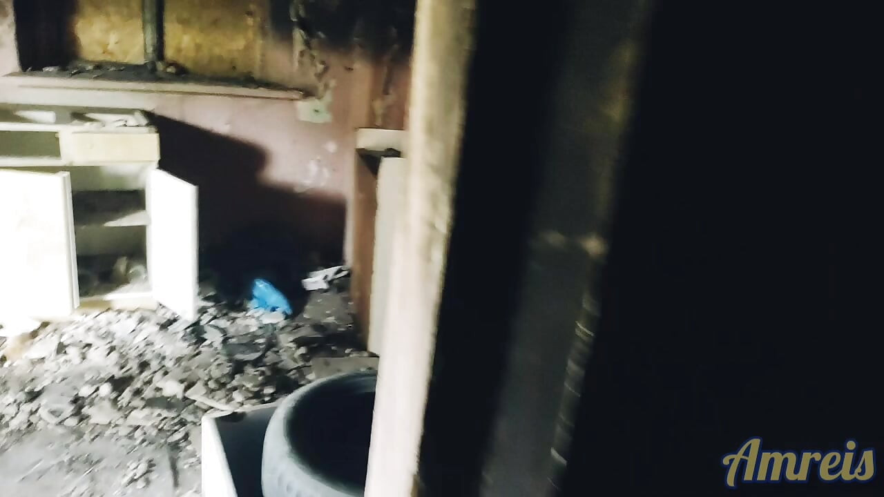 A risky solo in an abandoned house by the street.