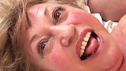 Oma terangsang mengisap kontol besar lalu menungganginya seperti bintang