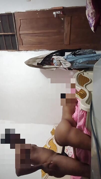 Ateşli bir kızın yatakta korunmasız twerk yapıyor - o ateşli