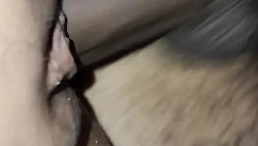 Lagi asik bersenang-senang sama seorang pria, close-up