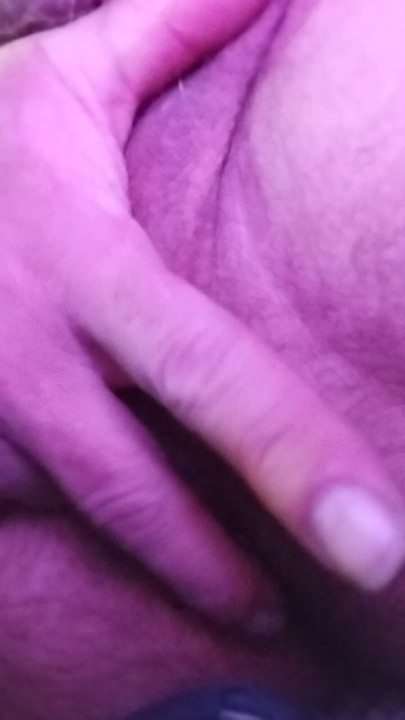 ME SHOW MY HOLE