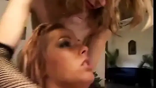 Dua pelacur sange dengan lingerie seksi lagi asik seks foursome di ruang tamu