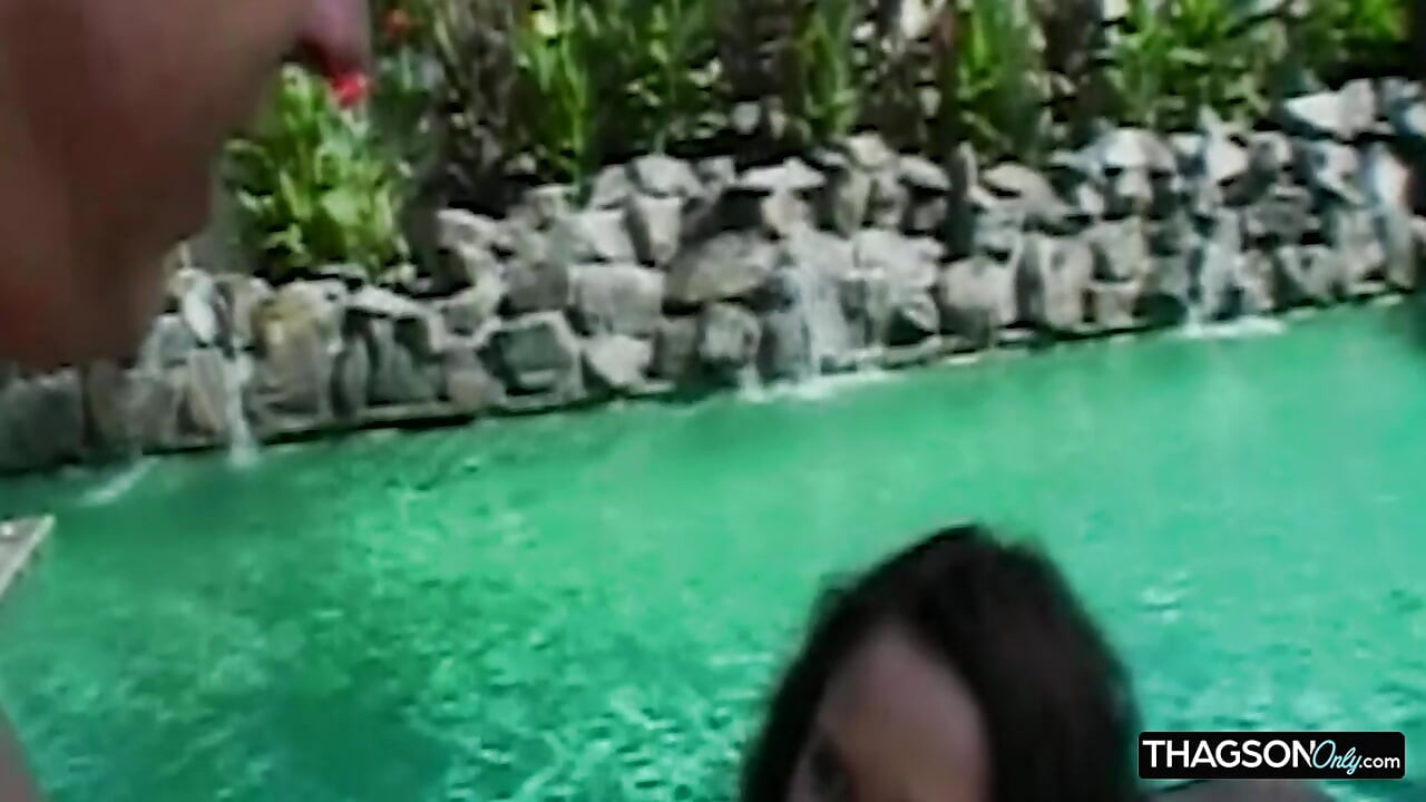 Morena milf junto a la piscina goteando de intensos golpes