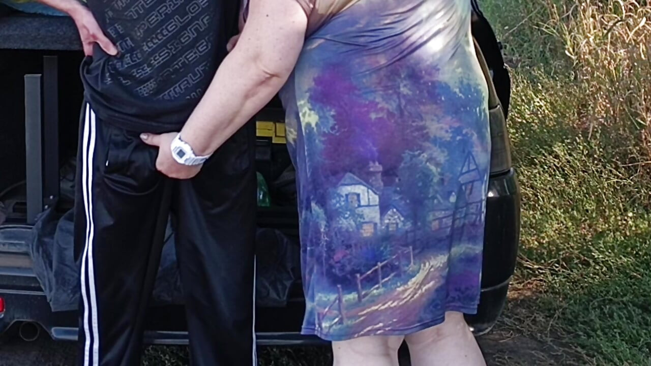 U javnom parku jebem susjedu u njenu pičku na pasji način, zatim u usta i svršavam dva puta u minuti