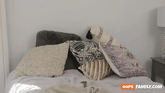 Bu çılgın hatun sertçe sikilmeye ve yüzüne boşalmaya hazır!