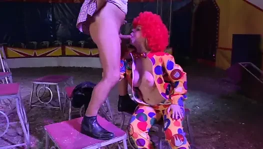 Seksi büyük göğüsler domalma pozisyonunda sikişiyor... sirkte