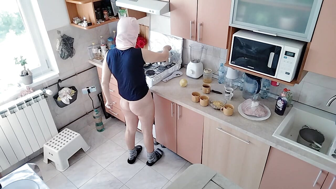 Hot amateur couple having fun in the kitchen. Sexy mom having breakfast in the bedroom, hairy pussy, big tits, big ass.