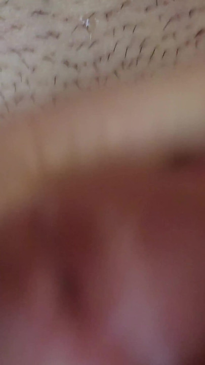 和年轻人的一个湿滑的夜晚