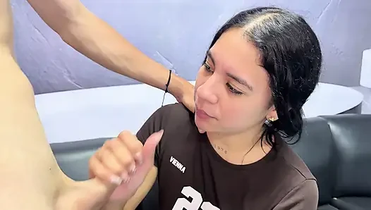 Latin üvey kız kardeşim benimle seks yapmaya geldiğinde evimi temizliyorum
