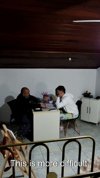 Öğrenci öğretmenin ofisinde sınava girecek ve öğretmen tarafından baştan çıkarılarak teslim olup sevişiyor | Bölüm 1