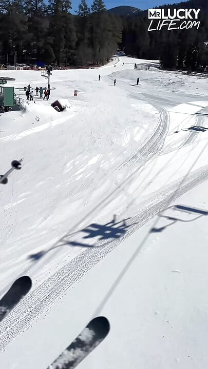 Roxie sinner jest tak gorąca, że sprawia, że śnieg topi się