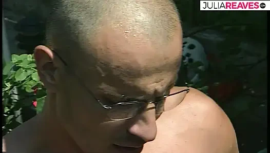 Gadis pirang menunggangi kontol monster di semak-semak