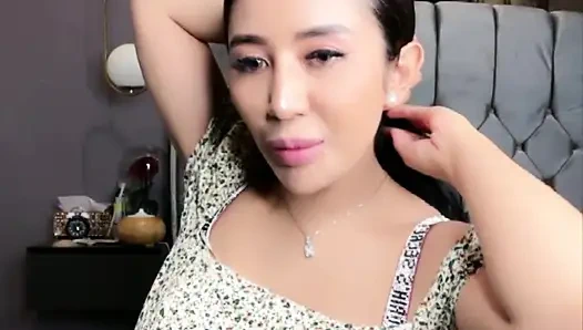 Красивая девушка, которая давится на своего бойфренда и имеет давку на своего бойфренда