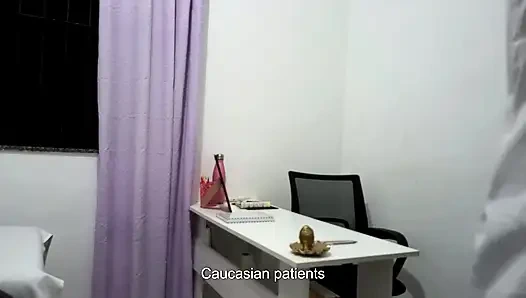 Masum muayene çıldırıyor - ortopedist hastayı baştan çıkarıyor ve sikiyor