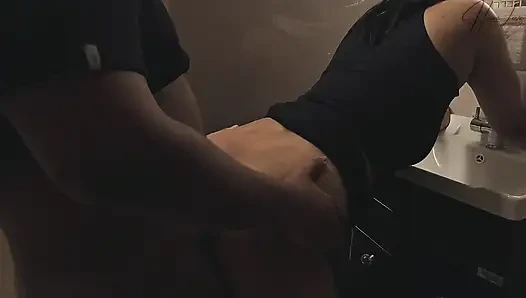 Sevimli üvey kız kardeş büyük üvey erkek kardeşiyle oturma odasında