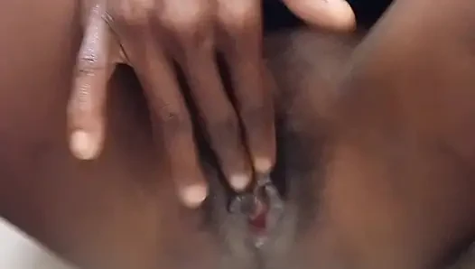 Gadis kulit hitam ini lagi asik masturbasi memek beceknya di toilet