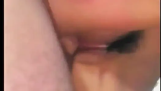 Şanslı motorcu adam minik esmerin ıslak derin sıkı amını dışarıda yalıyor