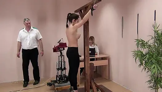Marianna1 spanking-maschine - nackte rückenpeitsche