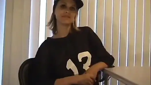 Tomboy Tiffany принимает жесткую глубокую глотку