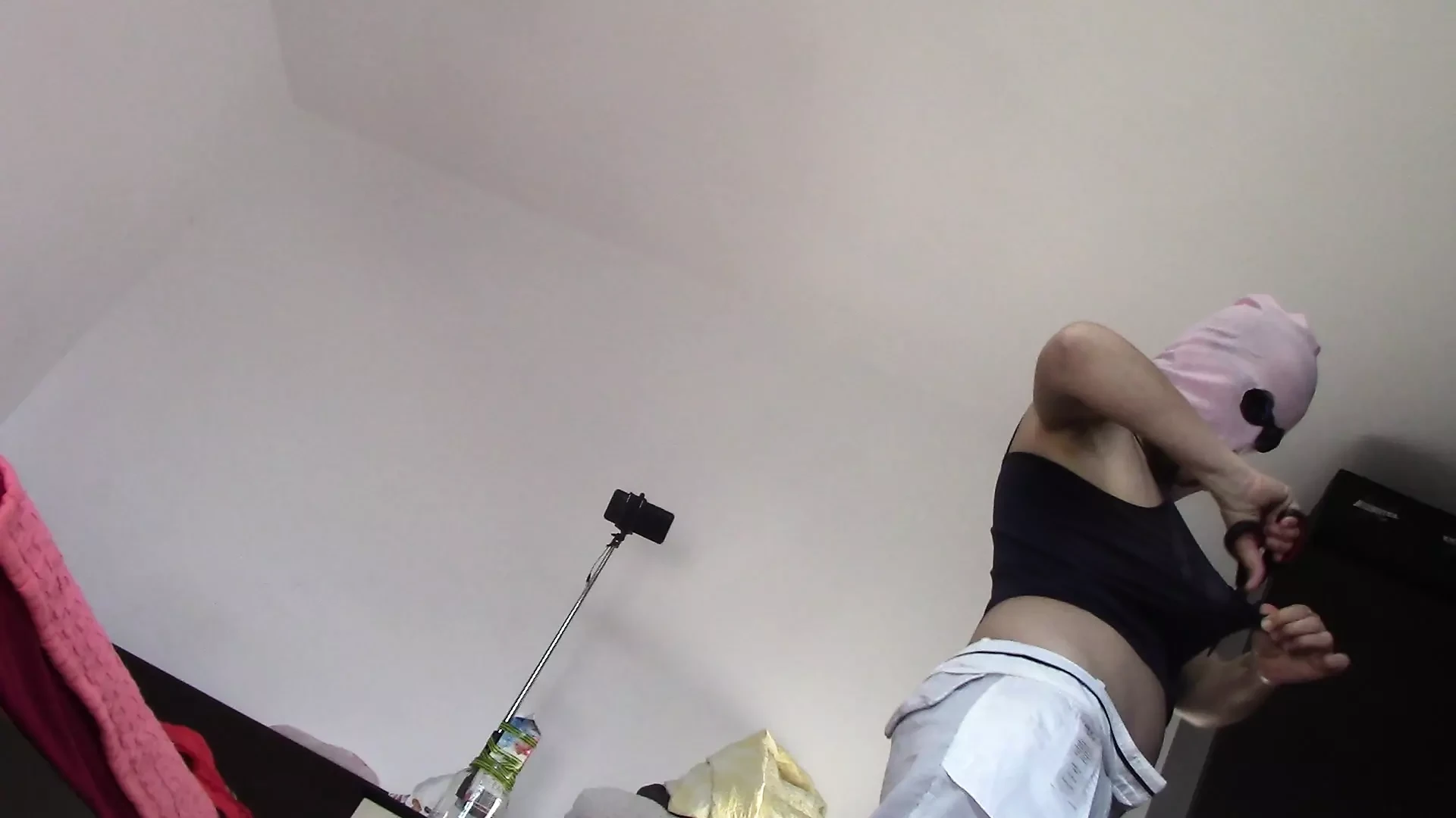 Esposa amadora dançando nua em casa Mulher amadora se diverte experimentando roupas e cortando-as.