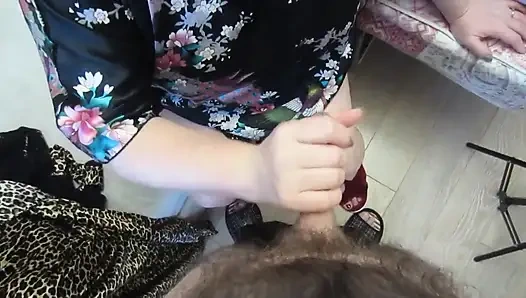 Зрелая милфа сосет мой член и заставляет меня кончить