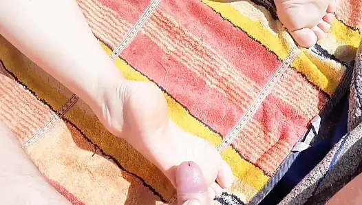 Selenas nacktes posieren im freien und kleine füße anbeten