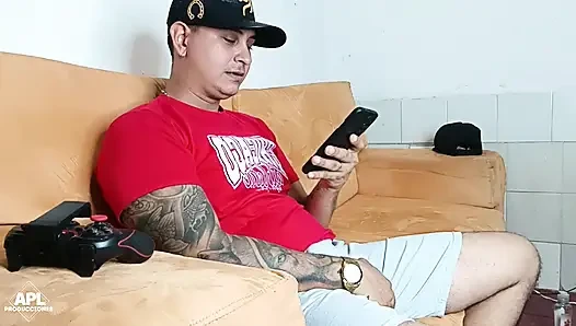 Ich gehe in mein wohnzimmer und sehe, wie der freund meiner stiefmutter masturbiert