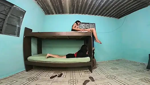 Yatakta ihanet, üstte kız arkadaş, en altta arkadaş, zina ortasında erkek arkadaş