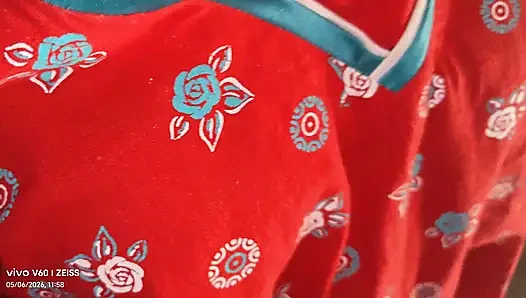 Üvey kız kardeş baştan çıkarıldı ve karanlık bir odada bırakıldı