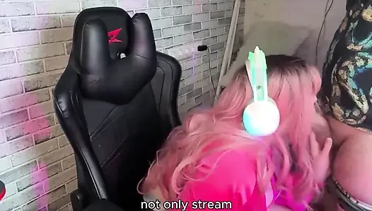 Shock! a Real Streamer Forgot to Turn off Her Live Broadcast.
