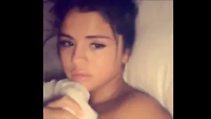 Selena Gomez si masturba nuda