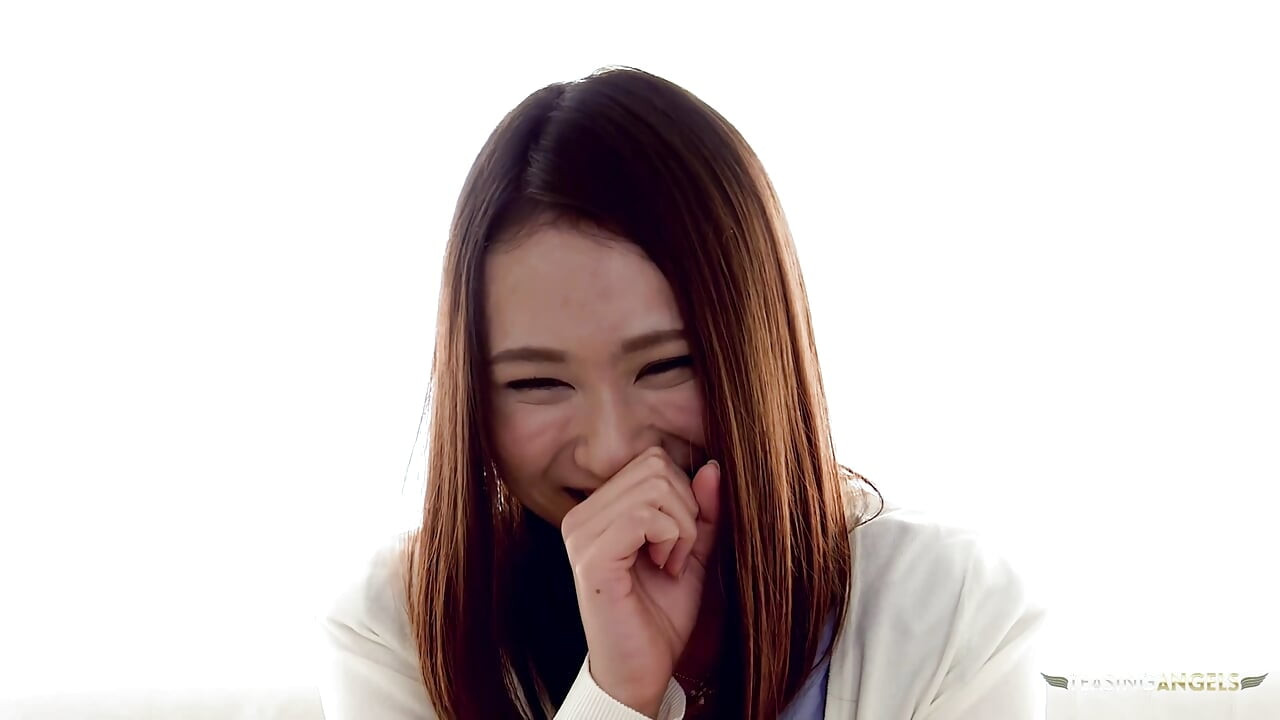 この女性は、自分の性的な体験を高めるために髪型を整えました