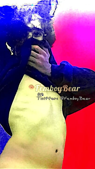 フェムボーイのお尻を毛むくじゃらのディルドで伸ばされる視点